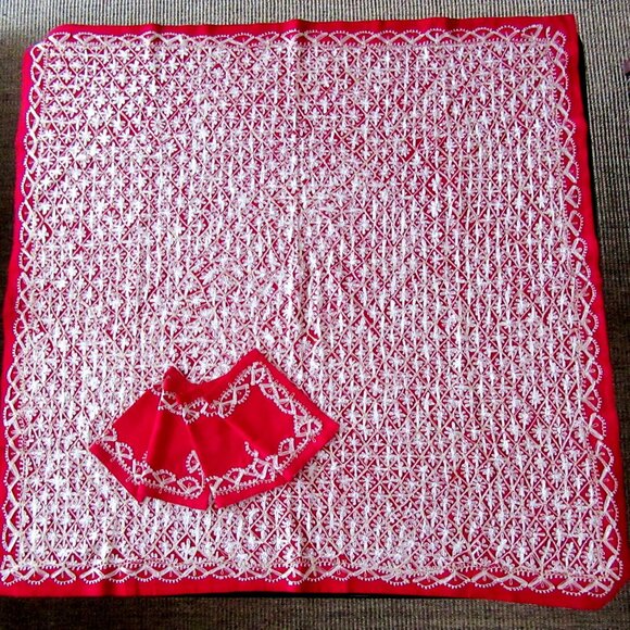 Vintage wine red tablecloth & 4 napkins with white and metallic gold embroidery - Picture 2 of 9